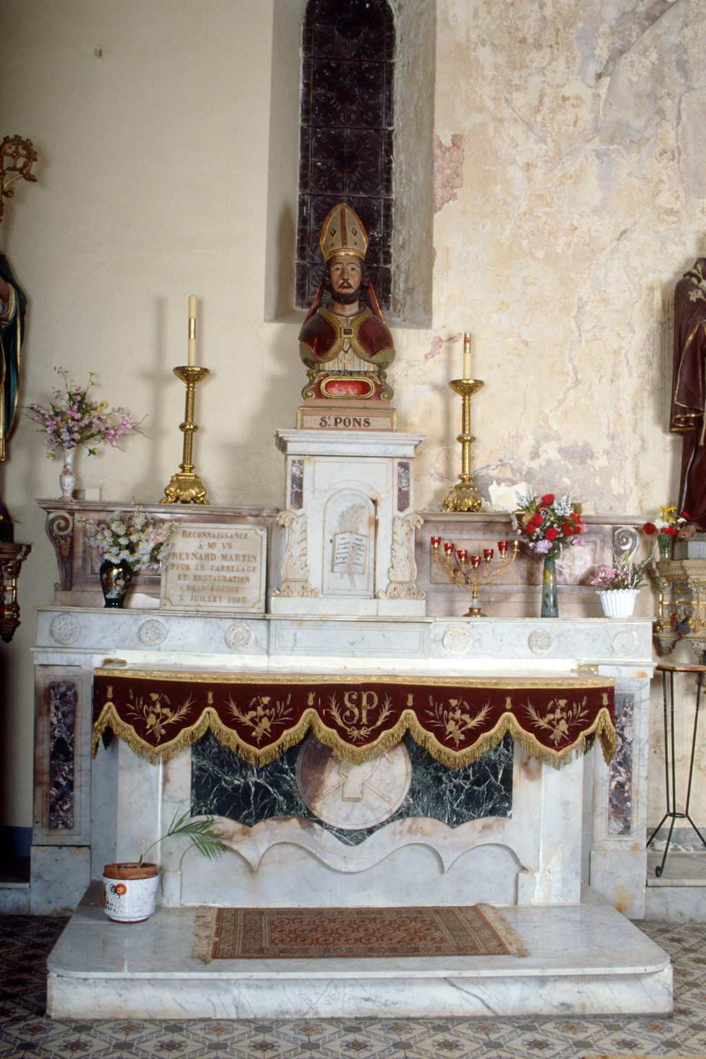 autel de saint Pons, 2 gradins d'autel, tabernacle, ex-voto, buste-reliquaire