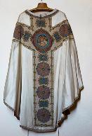 Ornement blanc : chasuble, étole, manipule