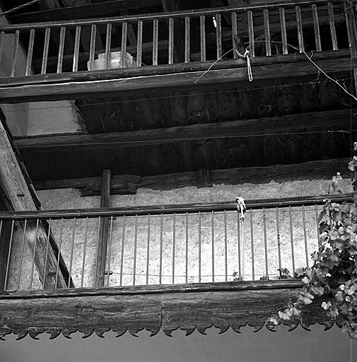 Lambrequin ornant le balcon.