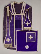 Ornement violet (n°2) : chasuble, étole, manipule bourse de corporal, voile de calice