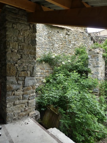 Rez-de-chaussée surélevé, fenil. Piles de fond.