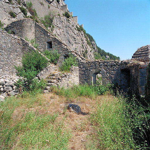 Ouvrage 28. Intérieur du flanc est de l'ouvrage, escalier, parapet.