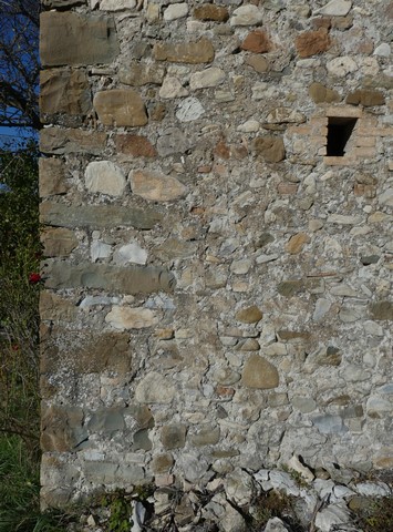 Chaîne d'angle en moellons équarris, ferme au quartier des Millets.