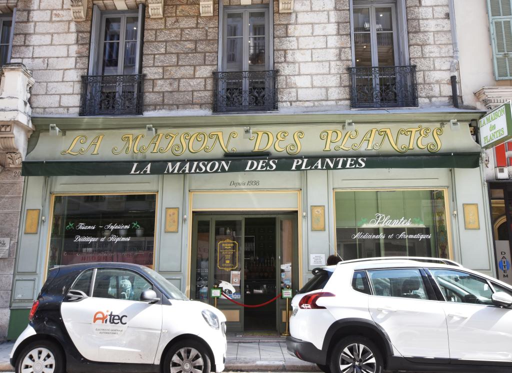 boutique de céramique décorative, actuellement herboristerie dénommée La maison des plantes