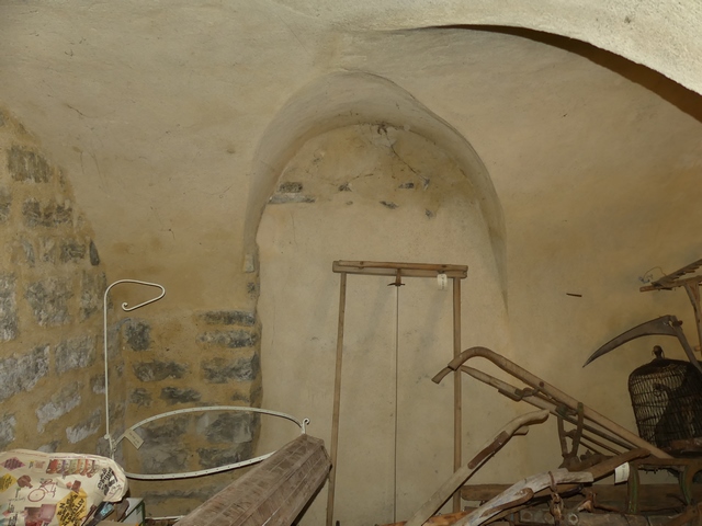 Etage de soubassement, mur est. Emplacement de l'ancienne porte murée.