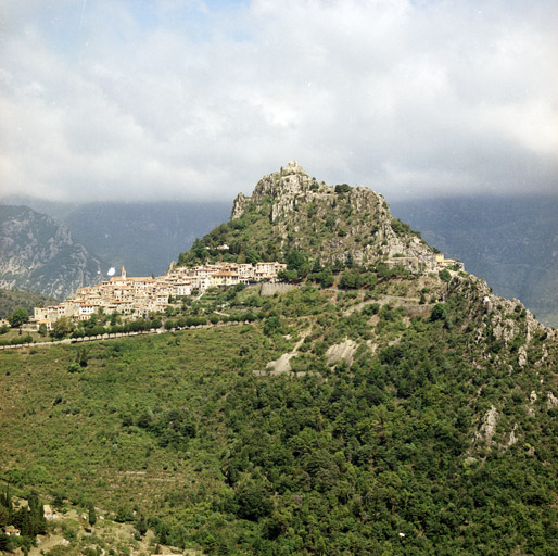 Vue générale du site de Sainte Agnès depuis le sud-ouest ; le bloc d'artillerie (2) et le bloc d'entrée (1) sont visibles à droite.