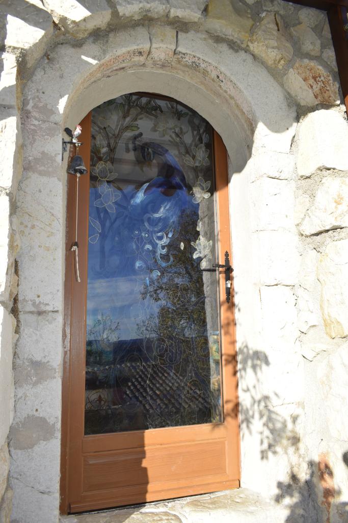 Porte haute, située sur la façade sud de la maison de la parcelle B 478 du cadastre ancien, dont l'encadrement est partiellement dissimulé par l'ajout postérieur d'un contrefort. 