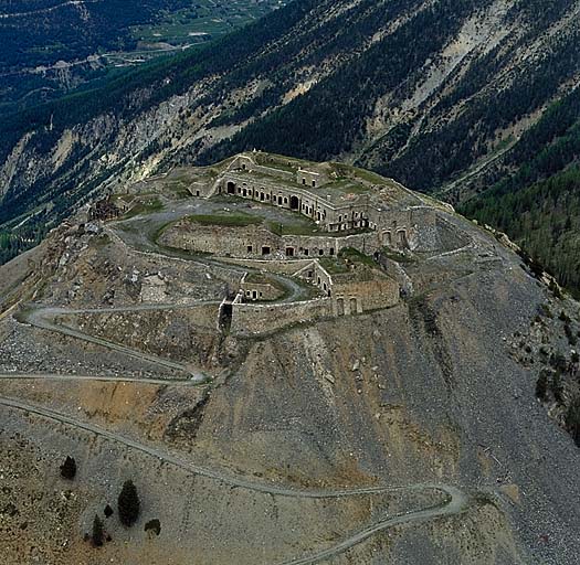 Vue aérienne : l'entrée, les casemates K, le magasin à poudre K, la façade de la caserne casematée, le terre plein central.