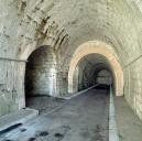 Intérieur du tunnel d'entrée du fort vu de la cour ; à gauche, galerie de distribution sud des souterrains.
