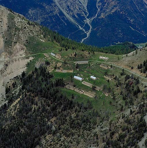 Vue aérienne des baraquements de la Cochette.