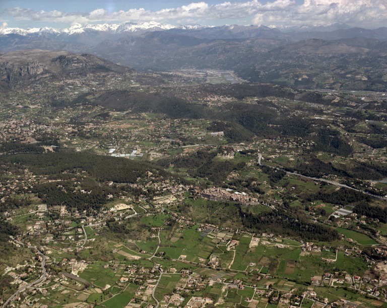 [Vue aérienne de Saint-Paul-de-Vence prise de l'ouest avec le coeur du village au centre, 1986].