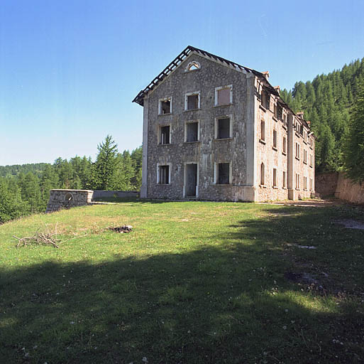 Caserne de Peyrefique : vue générale depuis la terrasse, mur pignon et façade arrière.