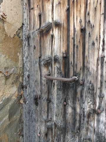 Pignon sud, premier niveau. Porte du cellier, détail de la menuiserie et de la poignée.