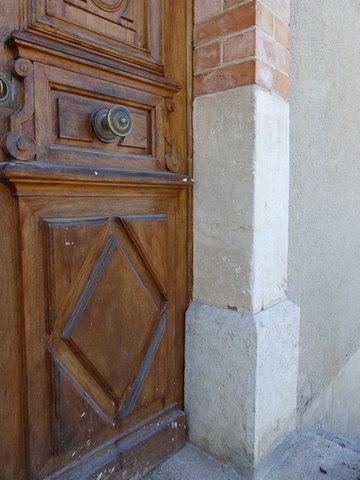 Pignon est, détail de l'encadrement de la porte.