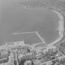Vue aérienne de la digue en construction du port Pierre Canto, Cannes 1964.