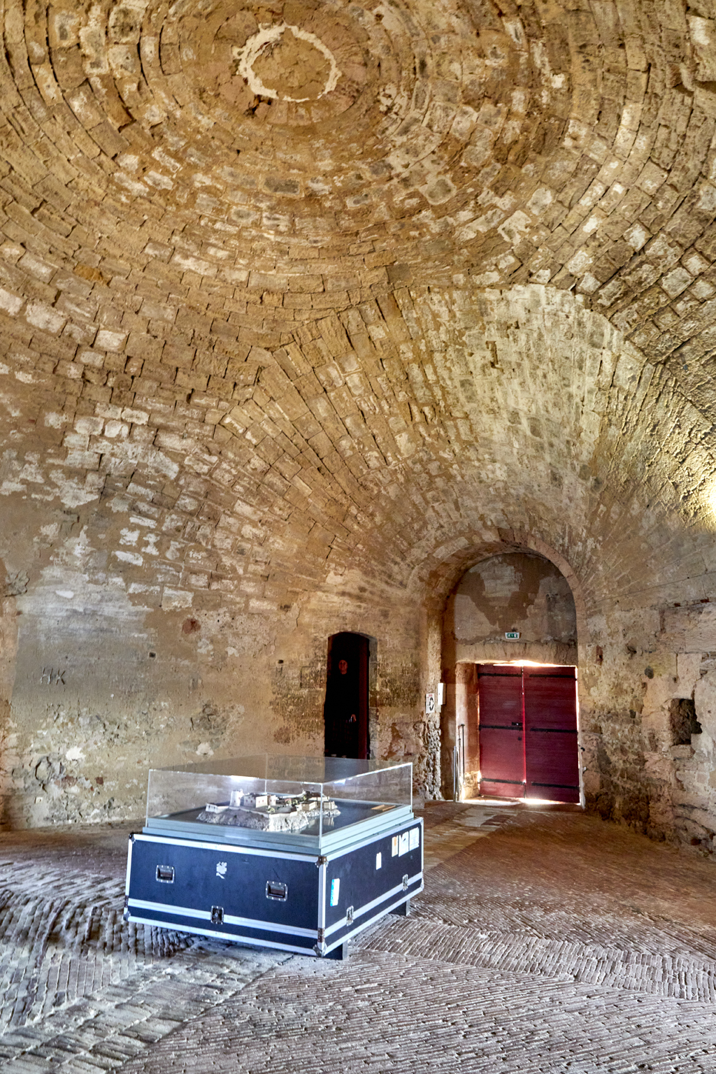 Donjon, casemate du second étage de la grosse tour nord-ouest, voûte en coupole et niche d'entrée voûtée en panache