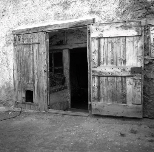 Bâtiment B. Façade ouest. Entrée de l'écurie avec la niche à chien aménagée dans l'embrasure.