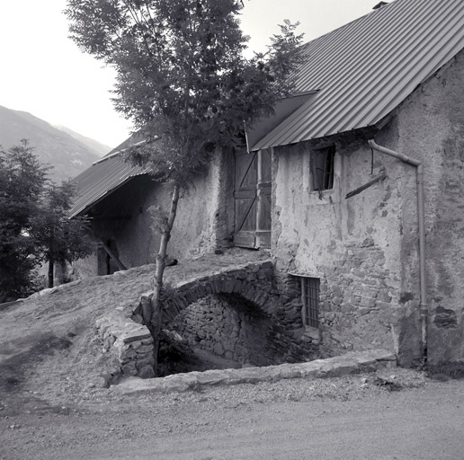 Le Pinet. Parcelle 676. Façade nord avec accès à la grange passant sur un arc.