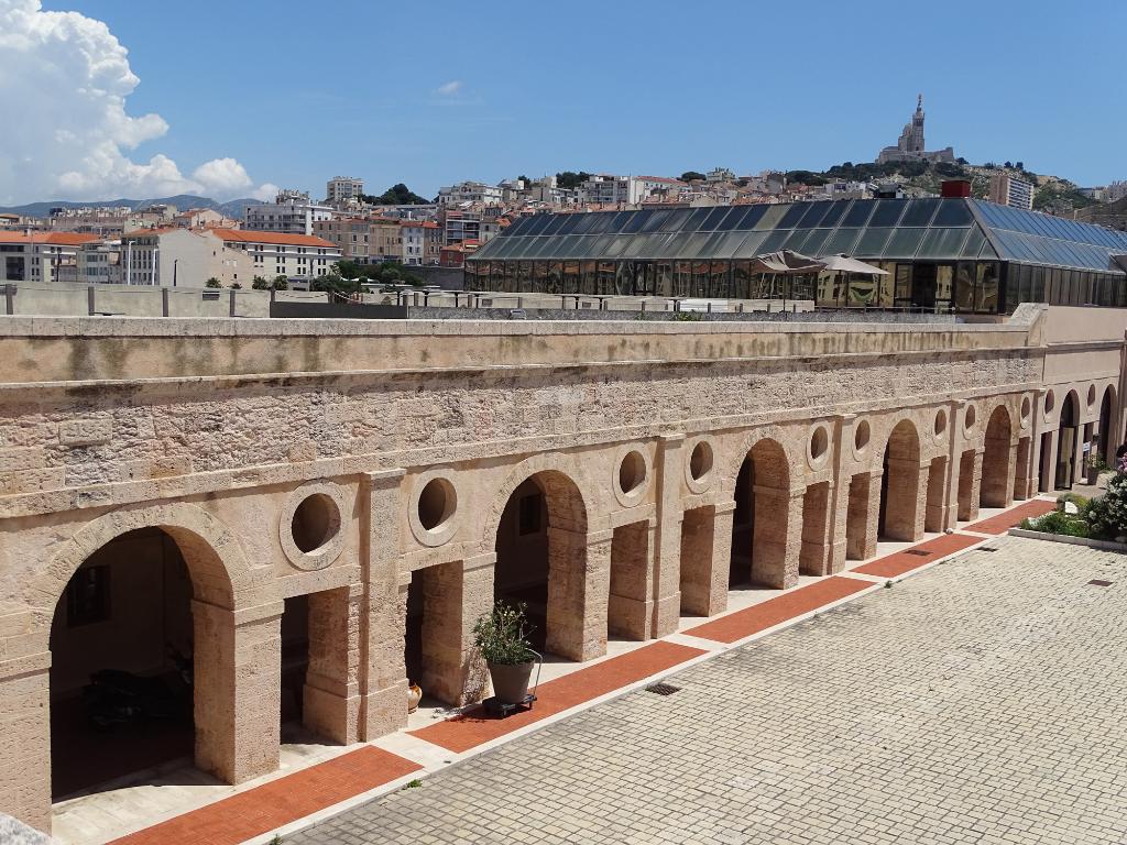 Fort Ganteaume : façade sur la Place d'armes de la galerie portique à serliennes des casemates du Front Est.