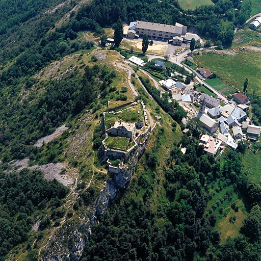 Fort Saint-Vincent. A l'arrière-plan le village et la caserne Courtigis.