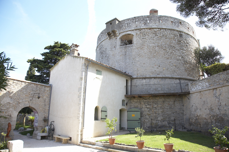 La tour et son bâtiment d'accès, vus de la cour centrale.