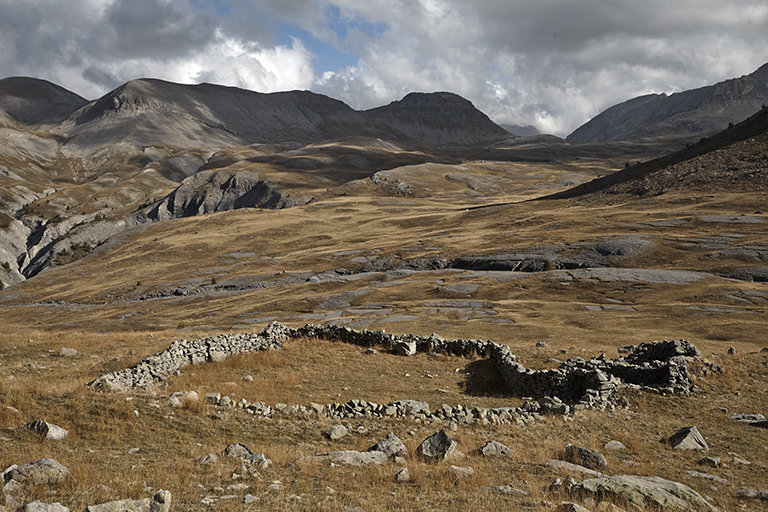 Vestiges d'une occupation pastorale de la fin du 18e siècle sur la pâture de Mouriès-Lignin (cabane de la Mole, Colmars).