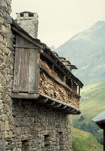 Parcelle 461. Noter le balcon sur lequel sèchent les blettes de fumier de mouton.