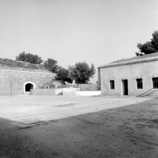 Cour centrale. A gauche, débouché du passage d'entrée. Au centre, l'ancienne batterie de 16 cm ; à droite, casemates d'officiers.