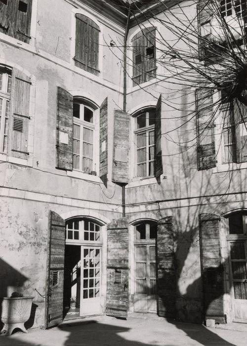 Hôtel Donadei de Campredon puis pensionnat des sœurs de Saint-Charles, actuellement lieu d'exposition Campredon art & image.