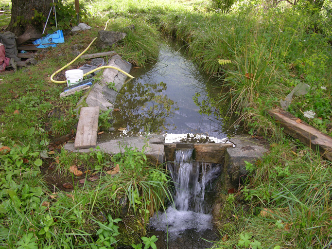 Castellane. Brans. Lavoir au fil de l'eau placé sur un canal d'arrosage.