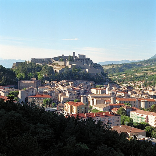 Vue générale sud-ouest : tours du front sud de l'enceinte de ville, citadelle.