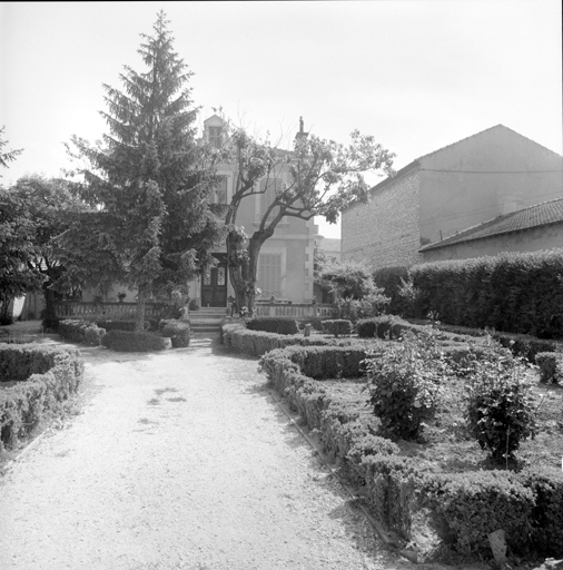 Avenue de Stalingrad. Section CE, parcelle 246. Façade antérieure ouest sur jardin 19e siècle.