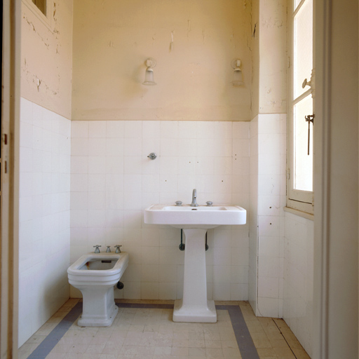 Premier étage. Cabinet de toilette de la chambre Ad. Vue prise vers le nord.
