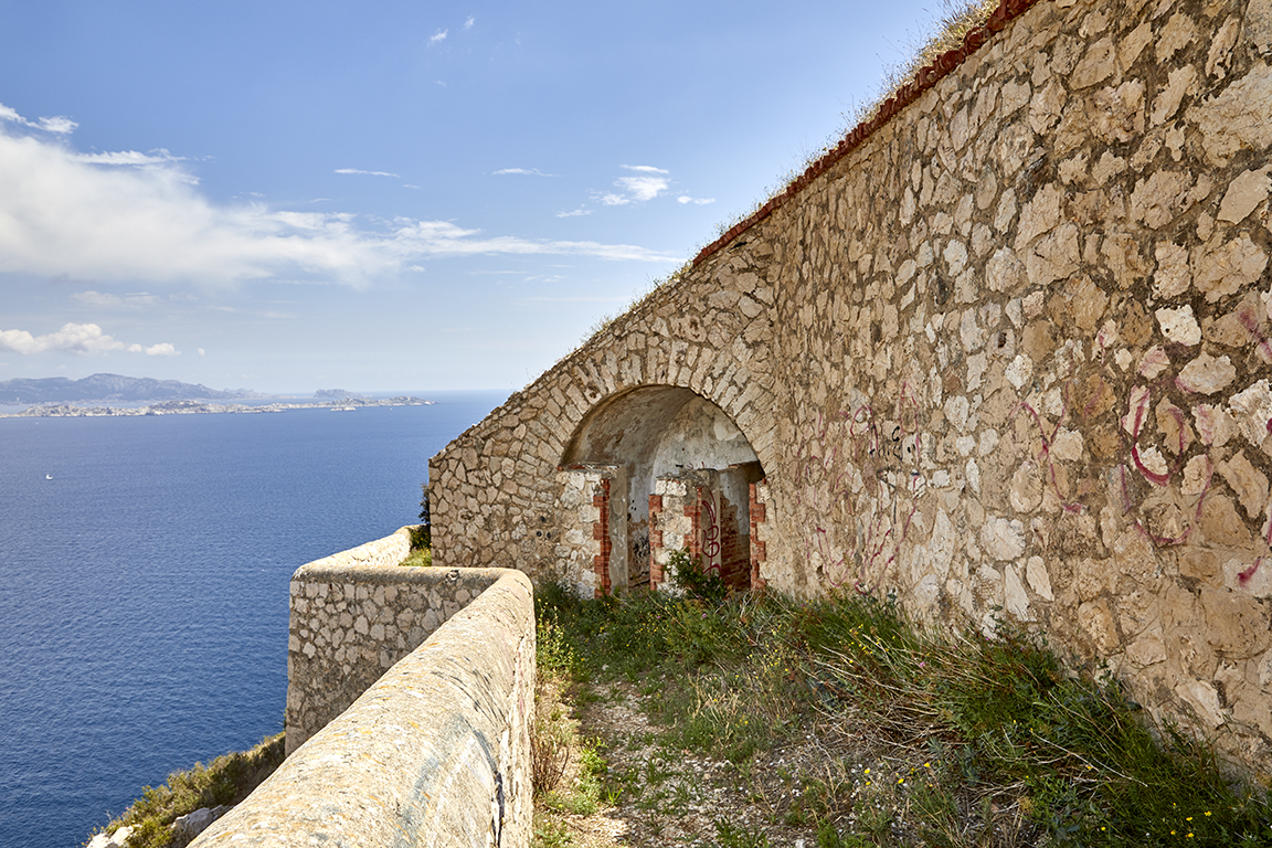 Chemin de ronde Est avec niche à cabinet de latrines.