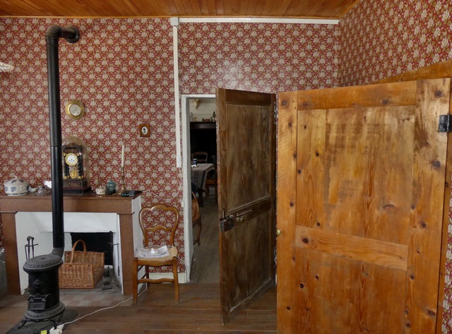 Rez-de-chaussée surélevé, salle-à-manger. Vue de volume prise du sud.
