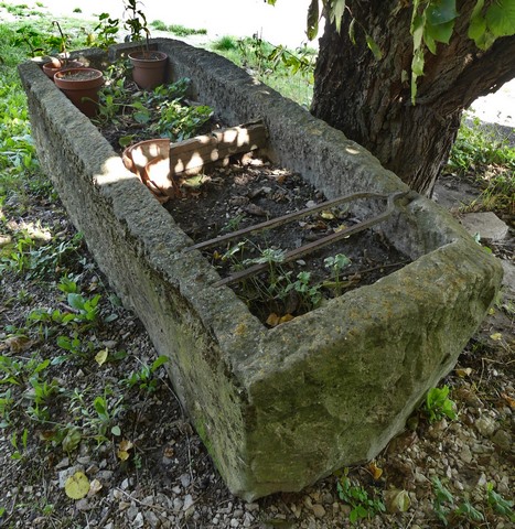 Cour. Bassin d'abreuvoir monolithe en pierre de taille de grès.