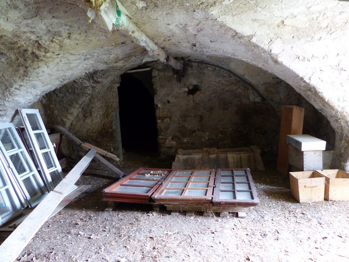 Etage de soubassement de la maison-bloc, étable. Vue de volume partielle prise de l'est.