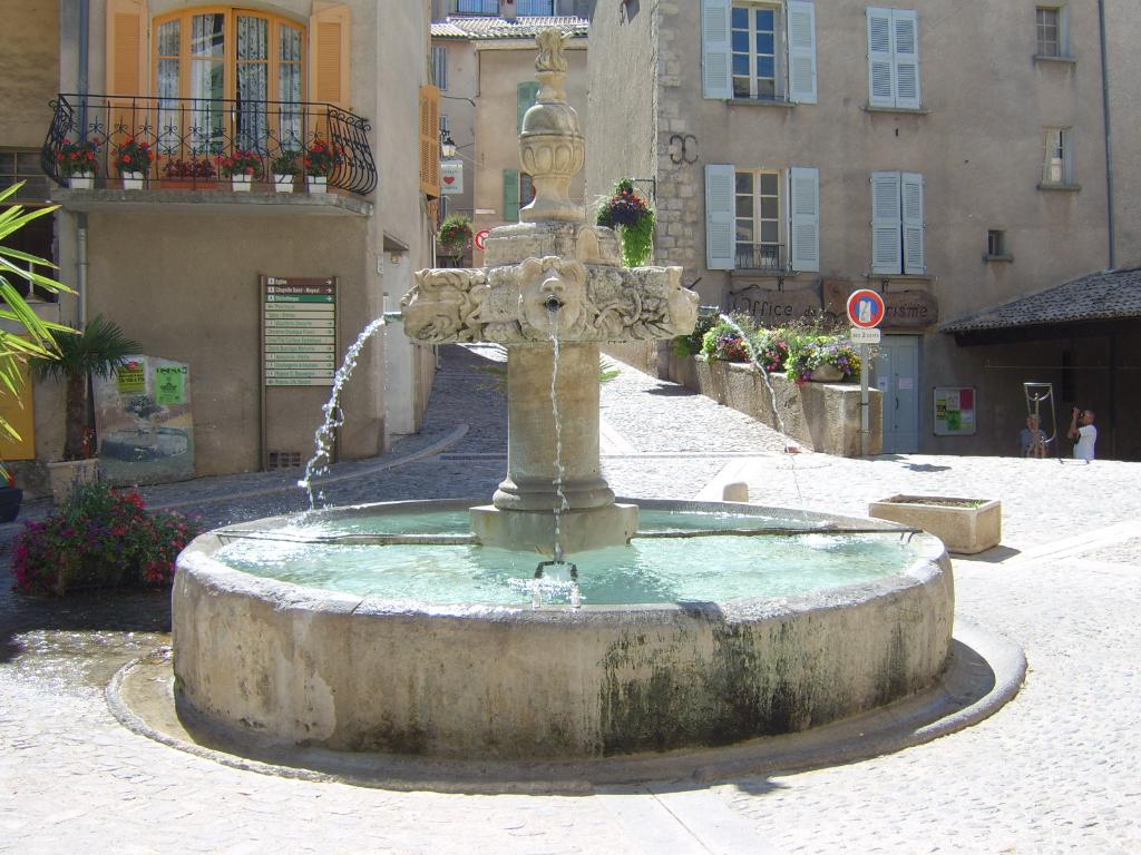 Fontaine dite grande fontaine