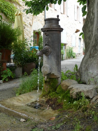 Borne fontaine, rue du Château.