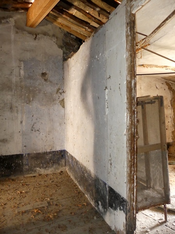 Etage de comble, palier de l'escalier. Cloison de la chambre nord.