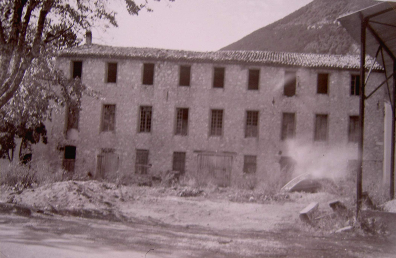 Moulin à foulon, puis usine de drap dite Draperie ou Fabrique Honnorat, puis parfumerie (distillerie de lavande), puis centrale hydroélectrique, puis gendarmerie, actuellement logement