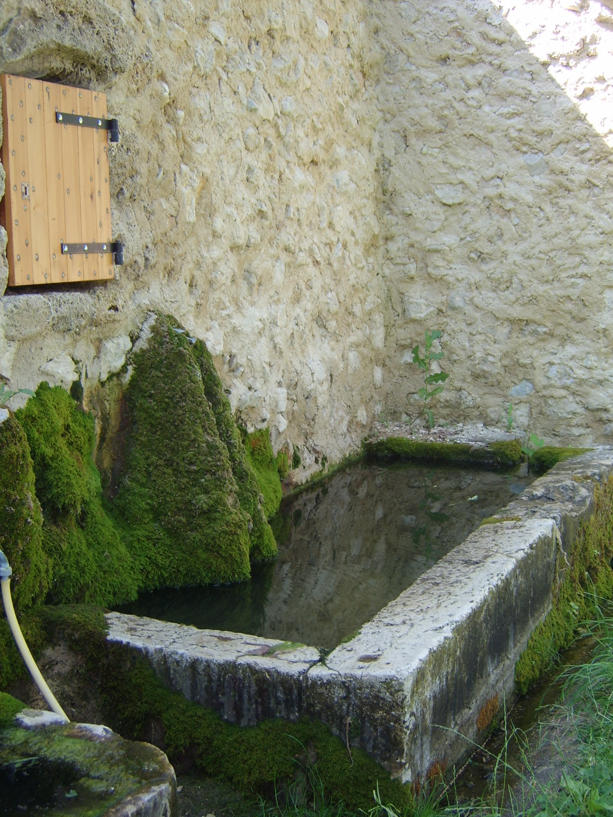 Fontaine et lavoir, dite fontaine-fraîche, ou la fontaine-qui-se-serre ou la bonne-fontaine