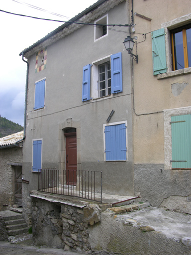 Façade ouest d'une maison d'Ubraye.