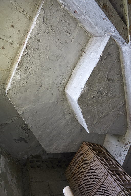 Intérieur de la casemate médiane (4 du plan de 1946) encorbellement de la visière d'embrasure