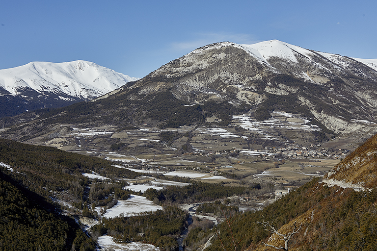 Vue d'ensemble de la plaine haut-thoramaise l'hiver depuis la route départementale 908 menant à l'écart de la Colle Saint-Michel.