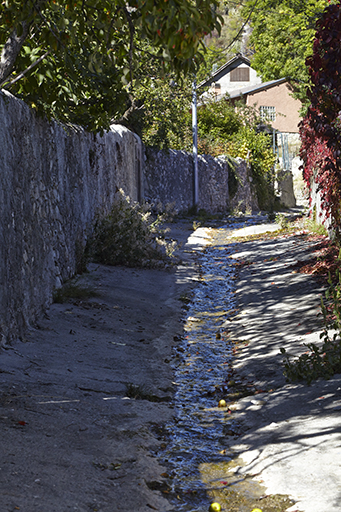 Le Riou canalisé entre le quartier éponyme et le village.