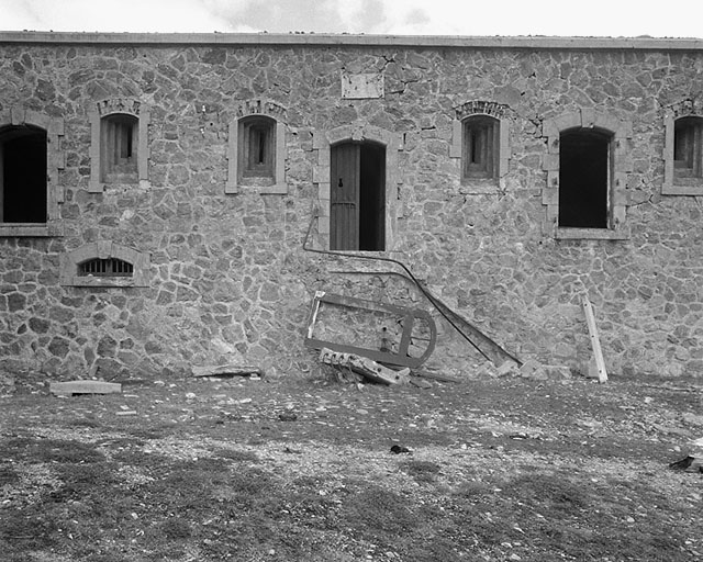 Façade ouest. Au centre, la porte d'entrée avec, au pied, les vestiges de l'escalier effondré.