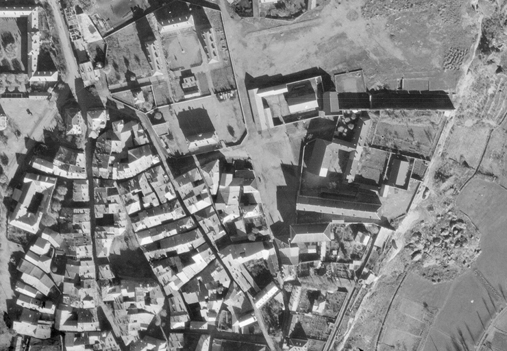 [Vue aérienne verticale du quartier militaire sud-est d'Embrun, caserne Delaroche] 1947.