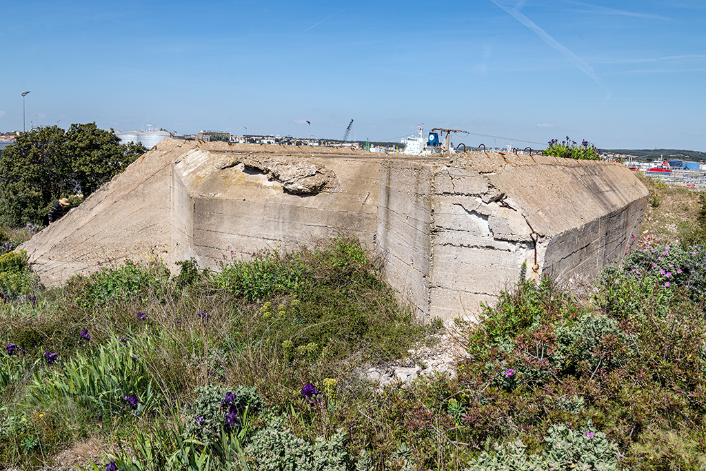 Position défensive de Lavera, face latérale démasquée et mur de gorge de la casemate de flanquement Regelbau 680