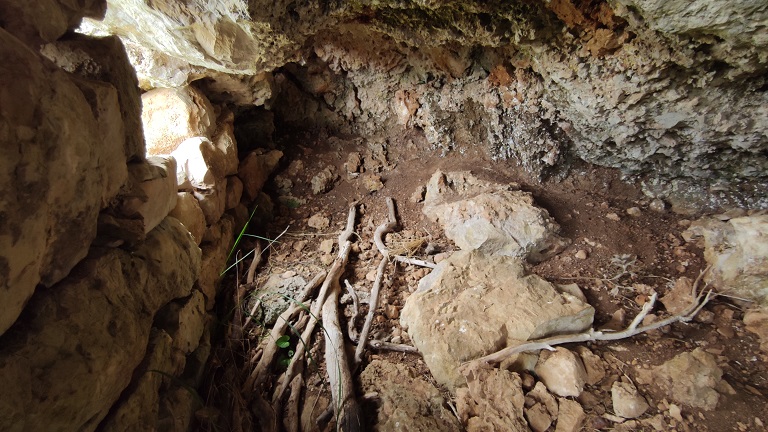 Abri troglodytique de l'ensemble agricole de Saint-Bernard (2023 G 52). Sol en terre battue et couvrement naturel par le rocher.